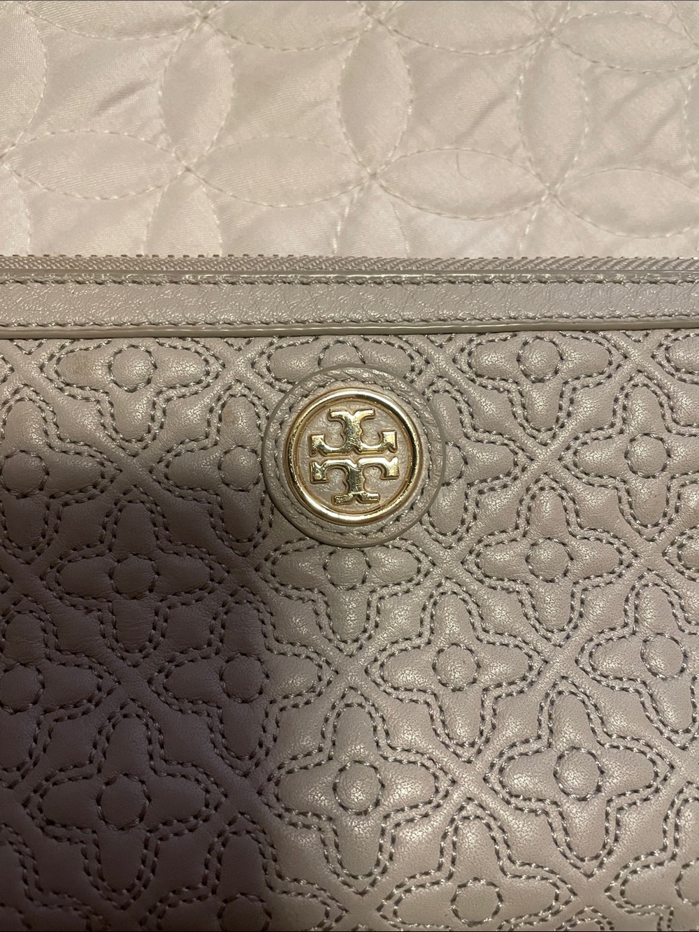 Tory Burch Perforated Leather Zip Wallet in Light Gray with Gold Logo - Picture 2 of 5